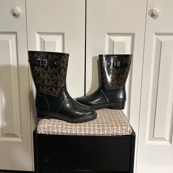 Michael Kors Black Patent Toe Brown MK Logo Ankle Boots - Picture 3 of 3